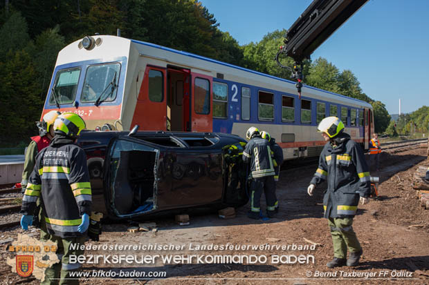 20170930 Grossuebung Pkw gegen Personenzug in St.Veit a.d.Triesting  Foto: © ASB Bernd Taxberger FF oedlitz