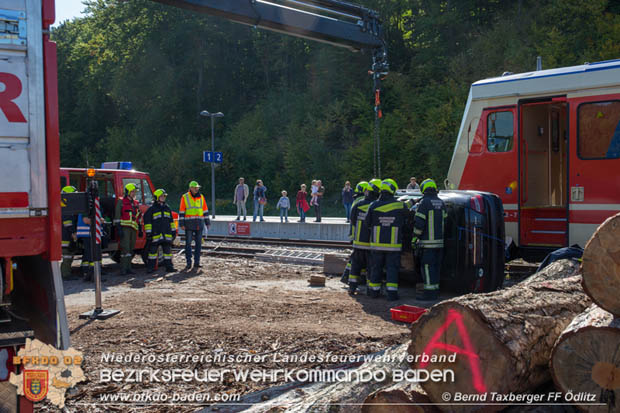20170930 Grossuebung Pkw gegen Personenzug in St.Veit a.d.Triesting  Foto: © ASB Bernd Taxberger FF oedlitz