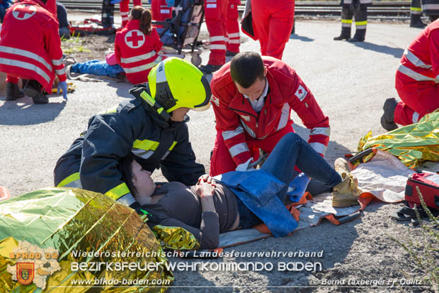 20170930 Grossuebung Pkw gegen Personenzug in St.Veit a.d.Triesting  Foto: © ASB Bernd Taxberger FF oedlitz