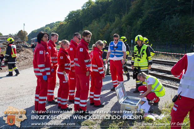20170930 Grossuebung Pkw gegen Personenzug in St.Veit a.d.Triesting  Foto: © ASB Bernd Taxberger FF oedlitz