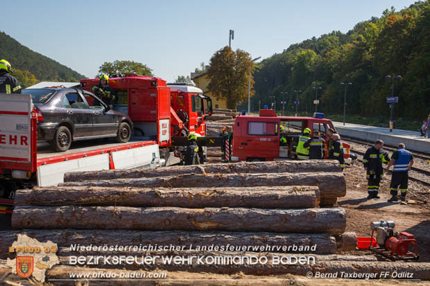 20170930 Grossuebung Pkw gegen Personenzug in St.Veit a.d.Triesting  Foto: © ASB Bernd Taxberger FF oedlitz