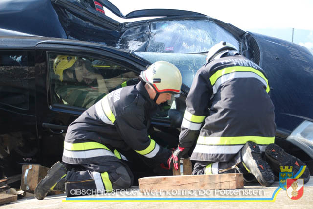 Großübung Tritolia19" Feuerwehrabschnitt Pottenstein am 06.April 2019  Fotos: ASB Markus Hackl u. ASB Bernd Taxberger AFKDO Pottenstein