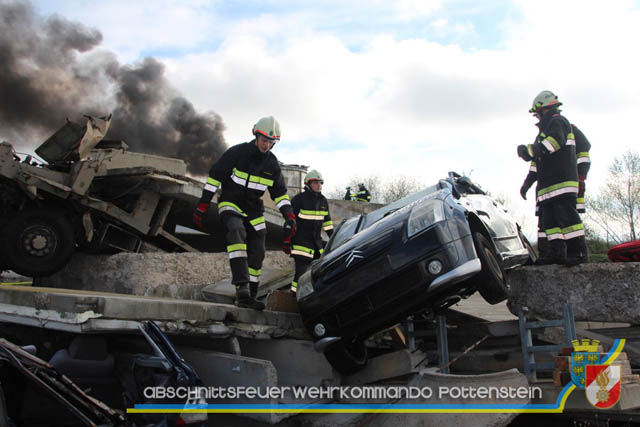 Großübung Tritolia19" Feuerwehrabschnitt Pottenstein am 06.April 2019  Fotos: ASB Markus Hackl u. ASB Bernd Taxberger AFKDO Pottenstein