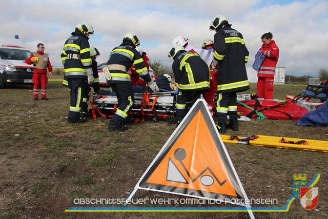 Großübung Tritolia19" Feuerwehrabschnitt Pottenstein am 06.April 2019  Fotos: ASB Markus Hackl u. ASB Bernd Taxberger AFKDO Pottenstein