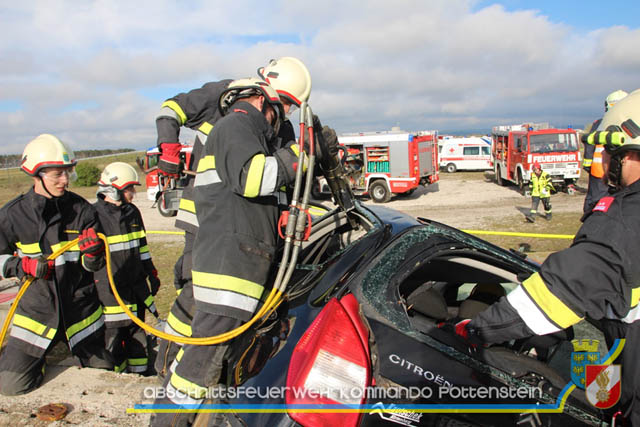 Großübung Tritolia19" Feuerwehrabschnitt Pottenstein am 06.April 2019  Fotos: ASB Markus Hackl u. ASB Bernd Taxberger AFKDO Pottenstein