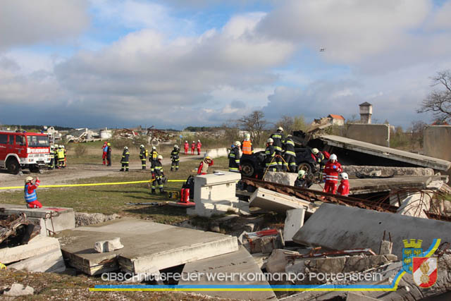 Großübung Tritolia19" Feuerwehrabschnitt Pottenstein am 06.April 2019  Fotos: ASB Markus Hackl u. ASB Bernd Taxberger AFKDO Pottenstein