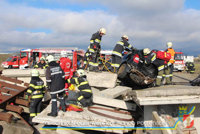 Großübung Tritolia19" Feuerwehrabschnitt Pottenstein am 06.April 2019  Fotos: ASB Markus Hackl u. ASB Bernd Taxberger AFKDO Pottenstein