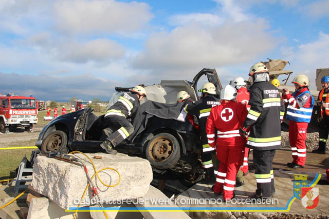 Großübung Tritolia19" Feuerwehrabschnitt Pottenstein am 06.April 2019  Fotos: ASB Markus Hackl u. ASB Bernd Taxberger AFKDO Pottenstein