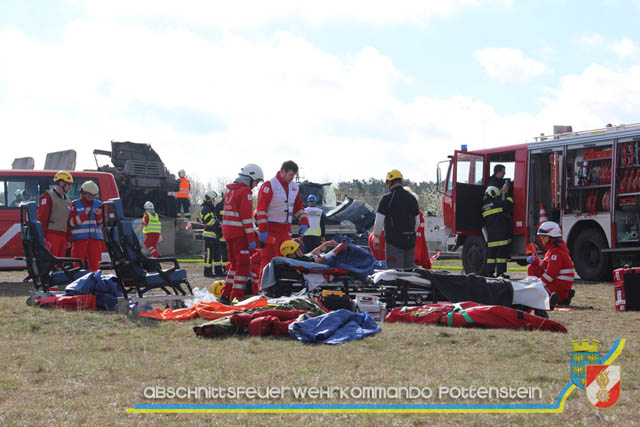 Großübung Tritolia19" Feuerwehrabschnitt Pottenstein am 06.April 2019  Fotos: ASB Markus Hackl u. ASB Bernd Taxberger AFKDO Pottenstein