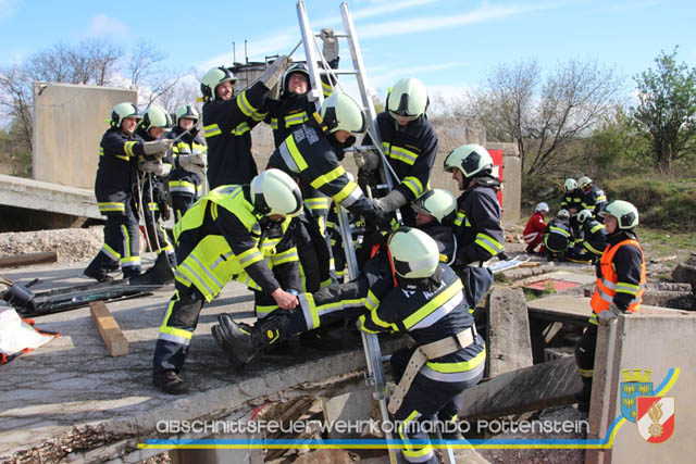 Großübung Tritolia19" Feuerwehrabschnitt Pottenstein am 06.April 2019  Fotos: ASB Markus Hackl u. ASB Bernd Taxberger AFKDO Pottenstein