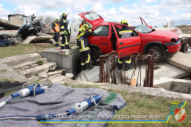 Großübung Tritolia19" Feuerwehrabschnitt Pottenstein am 06.April 2019  Fotos: ASB Markus Hackl u. ASB Bernd Taxberger AFKDO Pottenstein