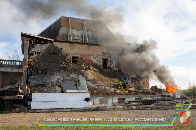 Großübung Tritolia19" Feuerwehrabschnitt Pottenstein am 06.April 2019  Fotos: ASB Markus Hackl u. ASB Bernd Taxberger AFKDO Pottenstein