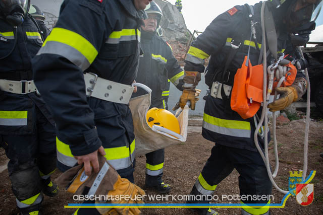 Großübung Tritolia19" Feuerwehrabschnitt Pottenstein am 06.April 2019  Fotos: ASB Markus Hackl u. ASB Bernd Taxberger AFKDO Pottenstein