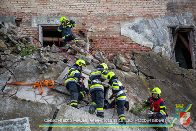 Großübung Tritolia19" Feuerwehrabschnitt Pottenstein am 06.April 2019  Fotos: ASB Markus Hackl u. ASB Bernd Taxberger AFKDO Pottenstein