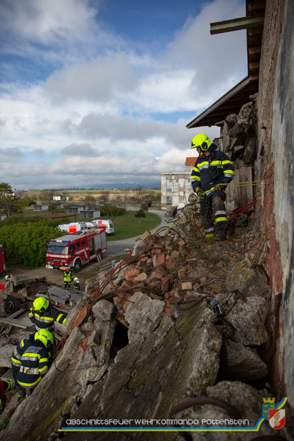 Großübung Tritolia19" Feuerwehrabschnitt Pottenstein am 06.April 2019  Fotos: ASB Markus Hackl u. ASB Bernd Taxberger AFKDO Pottenstein