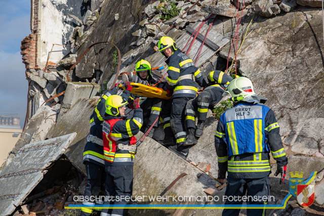 Großübung Tritolia19" Feuerwehrabschnitt Pottenstein am 06.April 2019  Fotos: ASB Markus Hackl u. ASB Bernd Taxberger AFKDO Pottenstein
