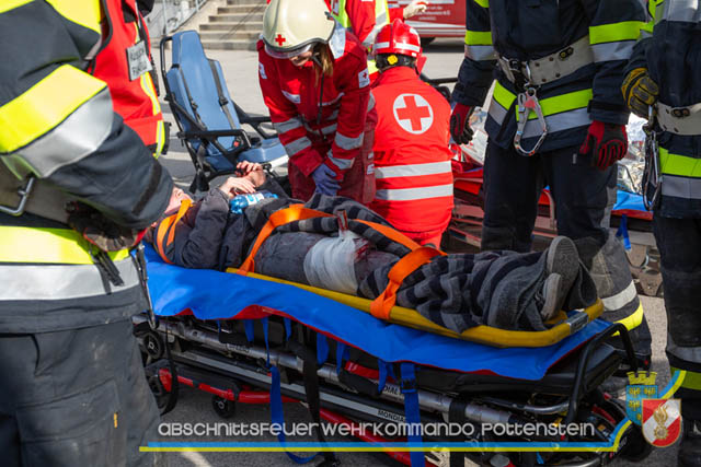 Großübung Tritolia19" Feuerwehrabschnitt Pottenstein am 06.April 2019  Fotos: ASB Markus Hackl u. ASB Bernd Taxberger AFKDO Pottenstein
