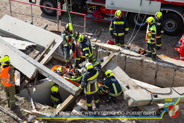 Großübung Tritolia19" Feuerwehrabschnitt Pottenstein am 06.April 2019  Fotos: ASB Markus Hackl u. ASB Bernd Taxberger AFKDO Pottenstein
