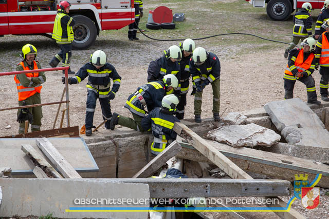 Großübung Tritolia19" Feuerwehrabschnitt Pottenstein am 06.April 2019  Fotos: ASB Markus Hackl u. ASB Bernd Taxberger AFKDO Pottenstein