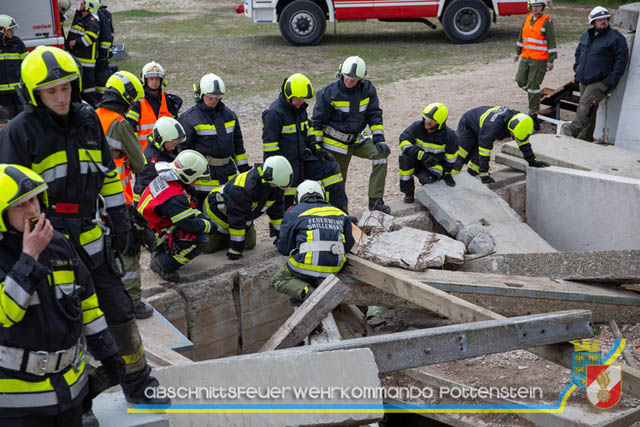 Großübung Tritolia19" Feuerwehrabschnitt Pottenstein am 06.April 2019  Fotos: ASB Markus Hackl u. ASB Bernd Taxberger AFKDO Pottenstein