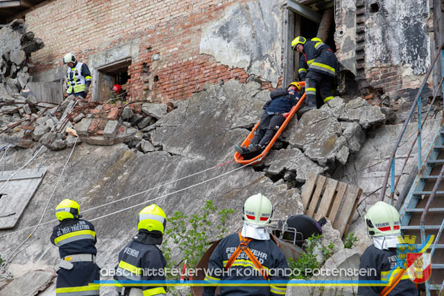 Großübung Tritolia19" Feuerwehrabschnitt Pottenstein am 06.April 2019  Fotos: ASB Markus Hackl u. ASB Bernd Taxberger AFKDO Pottenstein