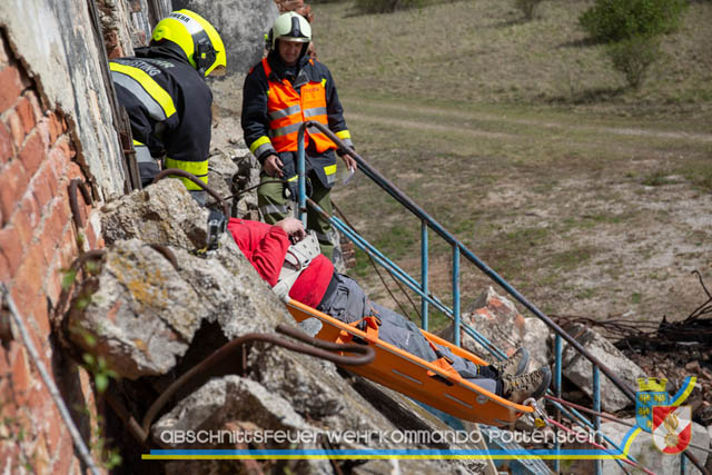 Großübung Tritolia19" Feuerwehrabschnitt Pottenstein am 06.April 2019  Fotos: ASB Markus Hackl u. ASB Bernd Taxberger AFKDO Pottenstein