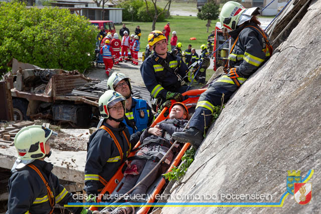 Großübung Tritolia19" Feuerwehrabschnitt Pottenstein am 06.April 2019  Fotos: ASB Markus Hackl u. ASB Bernd Taxberger AFKDO Pottenstein
