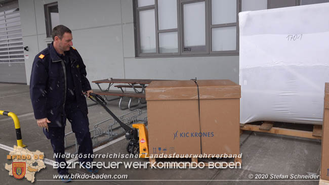 20200325 Weiterer Transport von 4.500 Stück Leergebinden die von der Firma Kosme Gesellschaft mbH unentgeltlich der NÖ Feuerwehr zur Verfügung gestellt wurden 20200325 Weiterer Transport von 4.500 Stück Leergebinden die von der Firma Kosme Gesellschaft mbH unentgeltlich der NÖ Feuerwehr zur Verfügung gestellt wurden