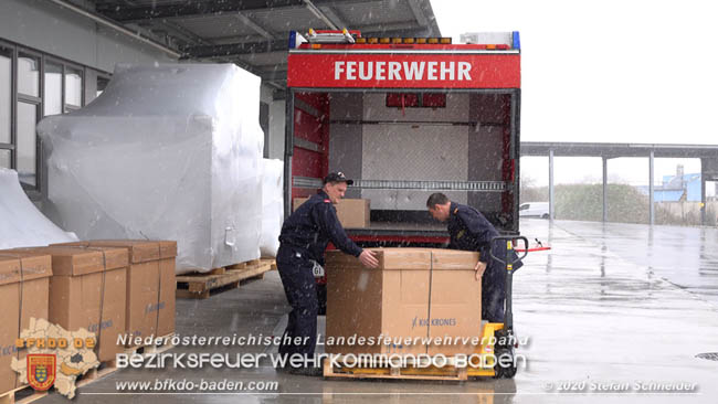 20200325 Weiterer Transport von 4.500 Stück Leergebinden die von der Firma Kosme Gesellschaft mbH unentgeltlich der NÖ Feuerwehr zur Verfügung gestellt wurden 20200325 Weiterer Transport von 4.500 Stück Leergebinden die von der Firma Kosme Gesellschaft mbH unentgeltlich der NÖ Feuerwehr zur Verfügung gestellt wurden