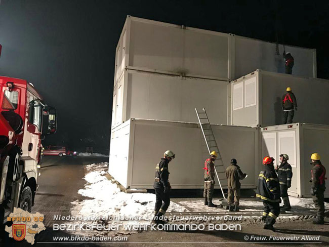 20201231 KHD Einsatz für Kroatien - Verladearbeiten von Wohn-Container in der Belgier Kaserene Graz Foto: Freiwillige Feuerwehr Alland / Dr Klaus Perl 20201231 KHD Einsatz für Kroatien - Verladearbeiten von Wohn-Container in der Belgier Kaserene Graz Foto: Freiwillige Feuerwehr Alland / Dr Klaus Perl