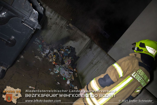 20210101 Brand eines Restmüll-Containers bei einer Leobersdorfer Wohnhausanlage Foto: © Stefan Schneider 20210101 Brand eines Restmüll-Containers bei einer Leobersdorfer Wohnhausanlage Foto: © Stefan Schneider