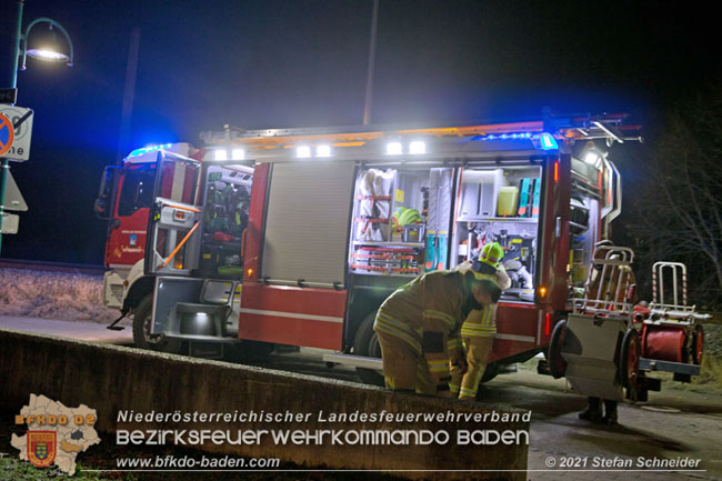 20210101 Brand eines Restmüll-Containers bei einer Leobersdorfer Wohnhausanlage Foto: © Stefan Schneider 20210101 Brand eines Restmüll-Containers bei einer Leobersdorfer Wohnhausanlage Foto: © Stefan Schneider