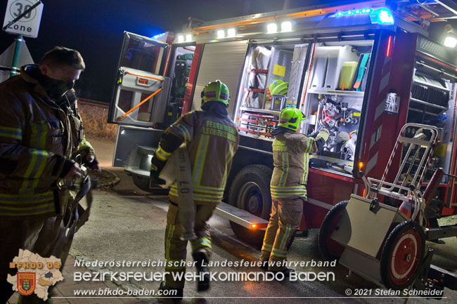 20210101 Brand eines Restmüll-Containers bei einer Leobersdorfer Wohnhausanlage Foto: © Stefan Schneider 20210101 Brand eines Restmüll-Containers bei einer Leobersdorfer Wohnhausanlage Foto: © Stefan Schneider