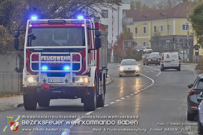 20211111_HLFA 2 Waldbrand NÖLFV für den Bezirk BADEN bei der FF Enzesfeld eingetroffen   Foto: © Stefan Schneider BFKDO BADEN