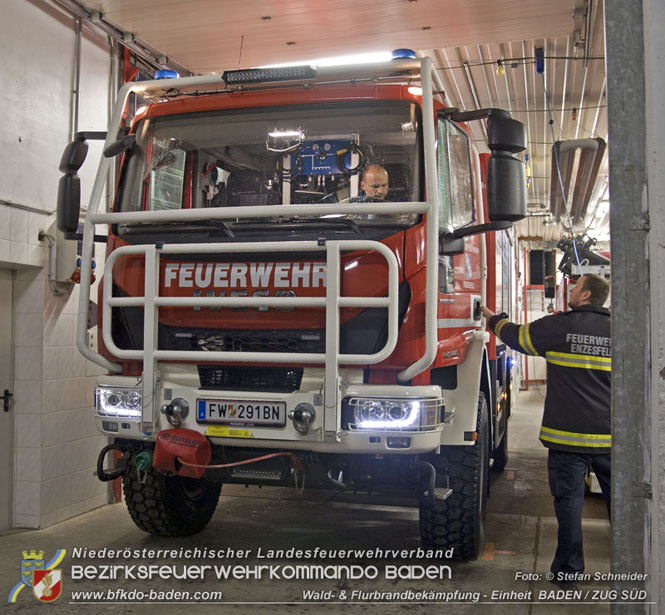 20211111_HLFA 2 Waldbrand NÖLFV für den Bezirk BADEN bei der FF Enzesfeld eingetroffen   Foto: © Stefan Schneider BFKDO BADEN