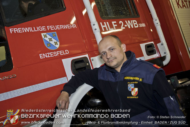 20211111_HLFA 2 Waldbrand NÖLFV für den Bezirk BADEN bei der FF Enzesfeld eingetroffen   Foto: © Stefan Schneider BFKDO BADEN