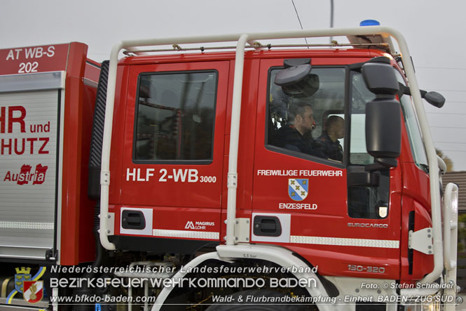 20211111_HLFA 2 Waldbrand NÖLFV für den Bezirk BADEN bei der FF Enzesfeld eingetroffen   Foto: © Stefan Schneider BFKDO BADEN
