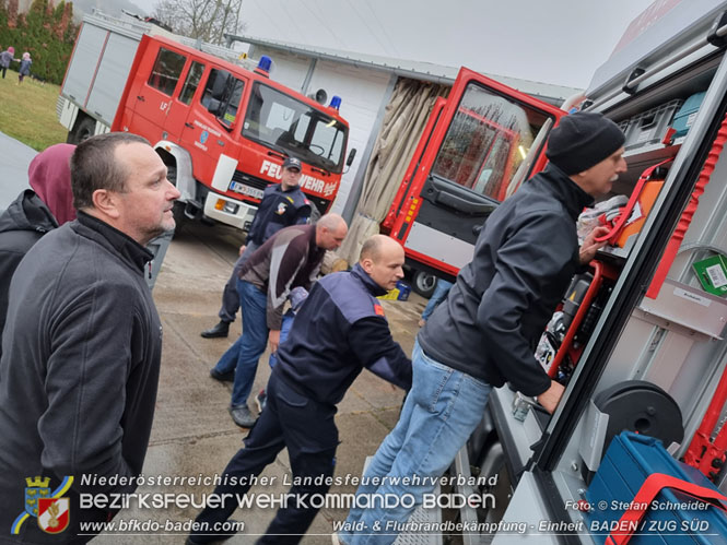 20211111_HLFA 2 Waldbrand NÖLFV für den Bezirk BADEN bei der FF Enzesfeld eingetroffen   Foto: © Stefan Schneider BFKDO BADEN