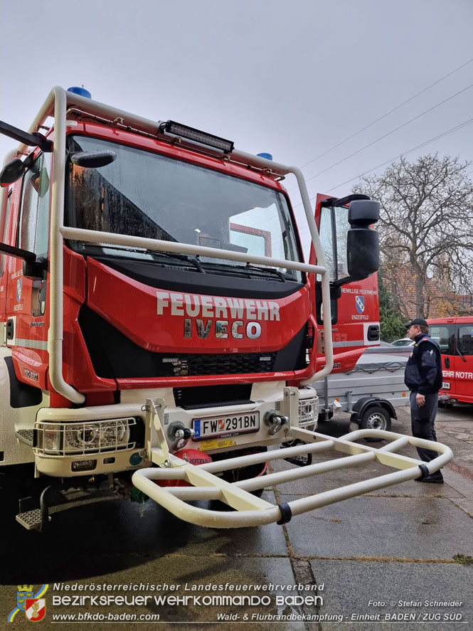 20211111_HLFA 2 Waldbrand NÖLFV für den Bezirk BADEN bei der FF Enzesfeld eingetroffen   Foto: © Stefan Schneider BFKDO BADEN