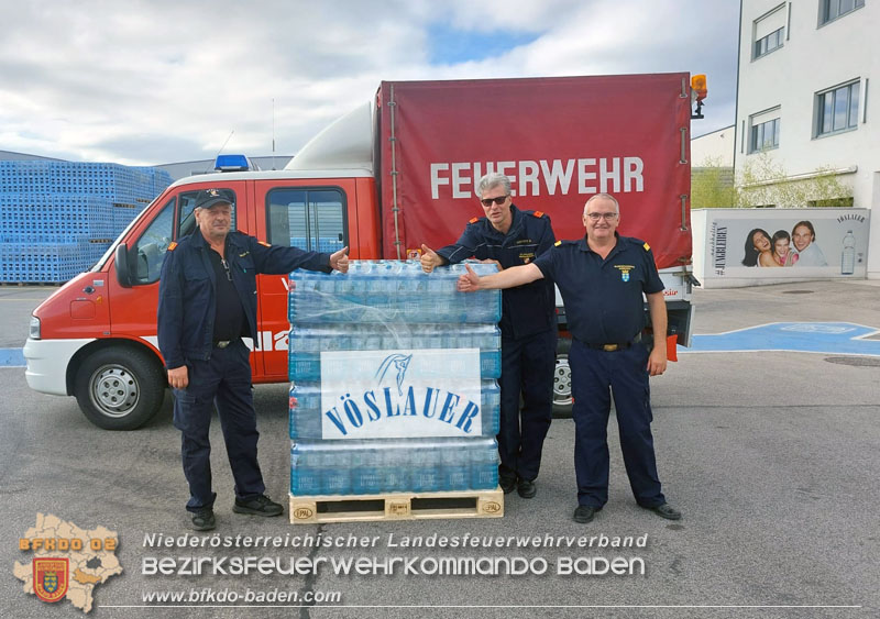 Spende von 2 Paletten Mineralwasser für die Heißausbildung Stufe 4 für das Industrieviertel 2023 von 25.-29.10.2023 beim Feuerwehrhaus Leobersdorf   Foto: Stefan Schneider BFKDO BADEN