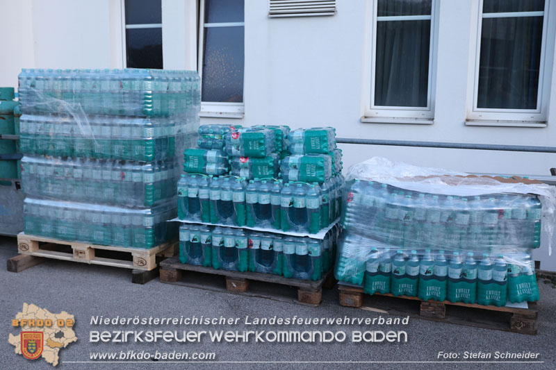Spende von 2 Paletten Mineralwasser für die Heißausbildung Stufe 4 für das Industrieviertel 2023 von 25.-29.10.2023 beim Feuerwehrhaus Leobersdorf   Foto: Stefan Schneider BFKDO BADEN