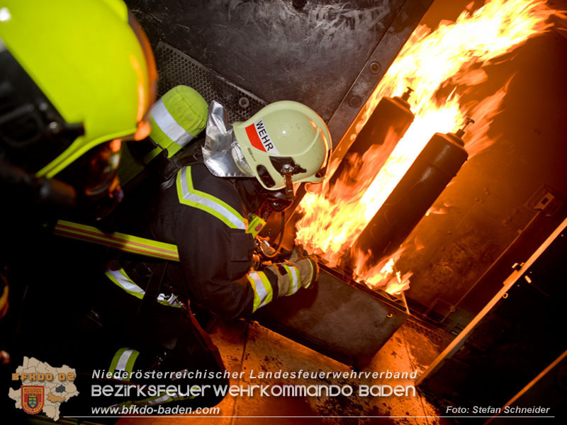 Einweisung für die Heißausbildung Stufe 4 für das Industrieviertel 2023 von 25.-29.10.2023 beim Feuerwehrhaus Leobersdorf   Foto: Stefan Schneider BFKDO BADEN