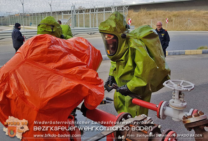 20231118 Ausbildung Chemikalienschutzanzugsträger (CSA - Schutzstufe 3) Bezirk Baden bei der BTF Industriepark Schwechat  Foto: Maximilian Schwarz