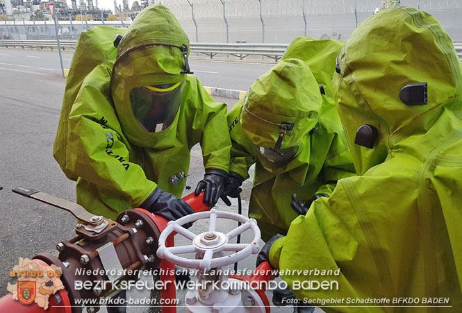 20231118 Ausbildung Chemikalienschutzanzugsträger (CSA - Schutzstufe 3) Bezirk Baden bei der BTF Industriepark Schwechat  Foto: Maximilian Schwarz