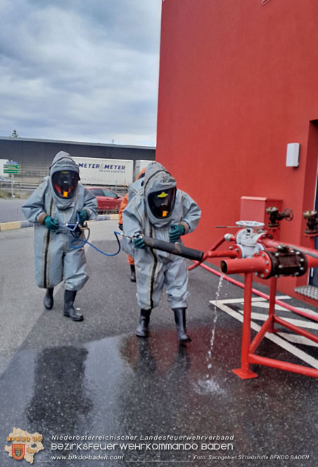 20231118 Ausbildung Chemikalienschutzanzugsträger (CSA - Schutzstufe 3) Bezirk Baden bei der BTF Industriepark Schwechat  Foto: Maximilian Schwarz