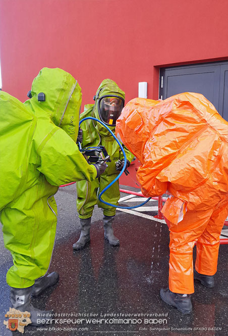 20231118 Ausbildung Chemikalienschutzanzugsträger (CSA - Schutzstufe 3) Bezirk Baden bei der BTF Industriepark Schwechat  Foto: Maximilian Schwarz
