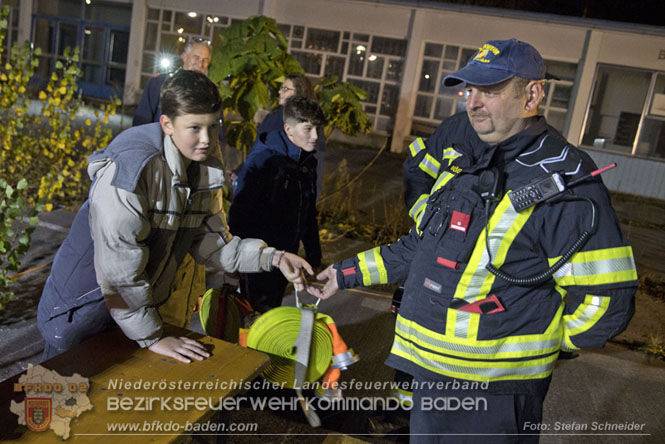 20231104_Nachtwanderung der Feuerwehrjugend des Bezirkes Baden, diesmal in Baden