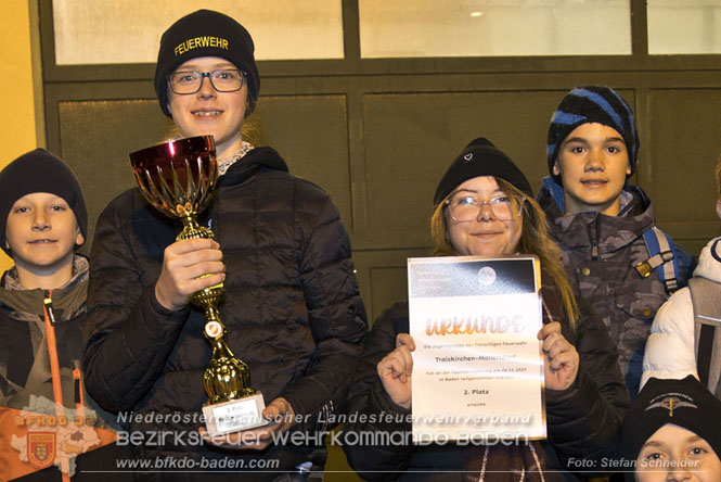 20231104_Nachtwanderung der Feuerwehrjugend des Bezirkes Baden, diesmal in Baden