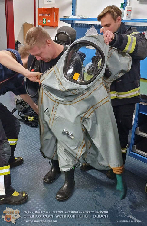 Schadstoffdienst Fortbildung 2024 des Bezirksfeuerwehrkommandos BADEN bei der BF Wien in Floridsdorf  Foto: Stefan Schneider BFKDO 