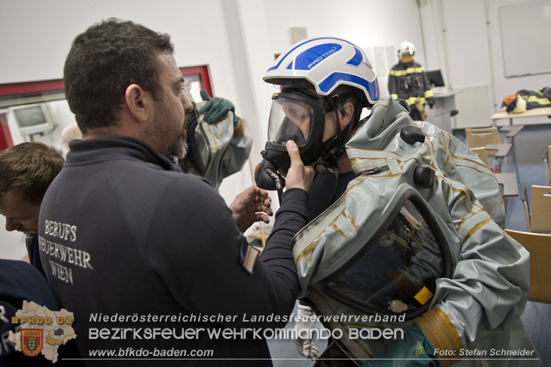 Schadstoffdienst Fortbildung 2024 des Bezirksfeuerwehrkommandos BADEN bei der BF Wien in Floridsdorf  Foto: Stefan Schneider BFKDO 